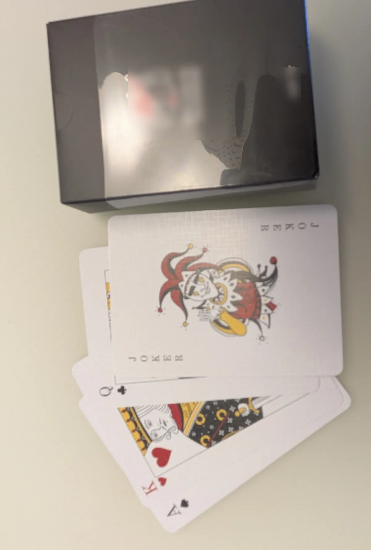 Jeu de cartes personnalisé fabriqué pour une entreprise, étui rigide noir et cartes en éventail