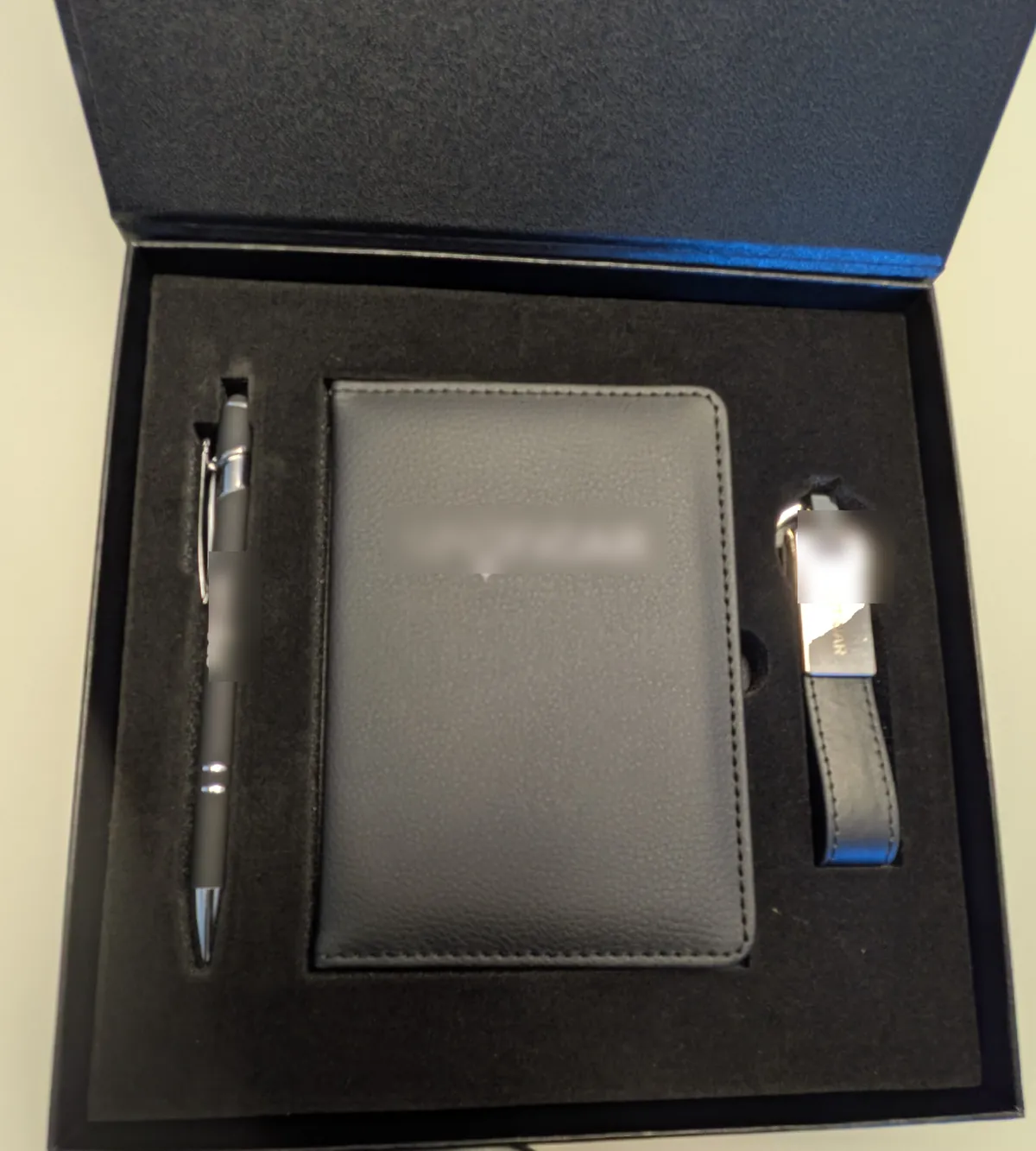 Welcome pack d'entreprise fabriqué sur mesure : coffret aimanté, stylo, portefeuille et porte-clés